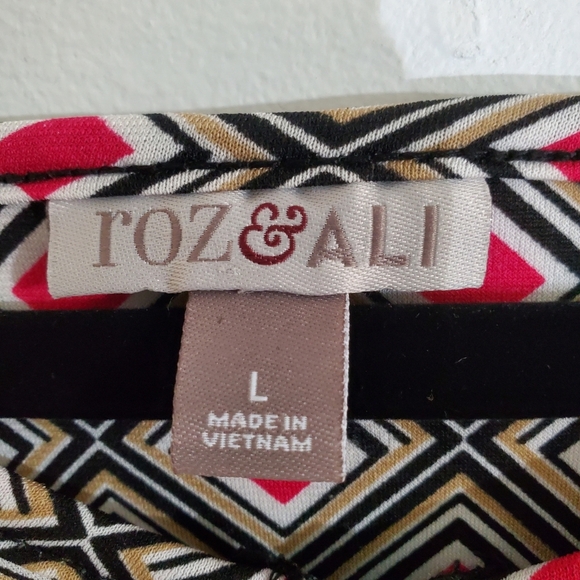 🚫 ROZ & ALI Woman's Top Size L Black Pink Print Zipper - Picture 5 of 7